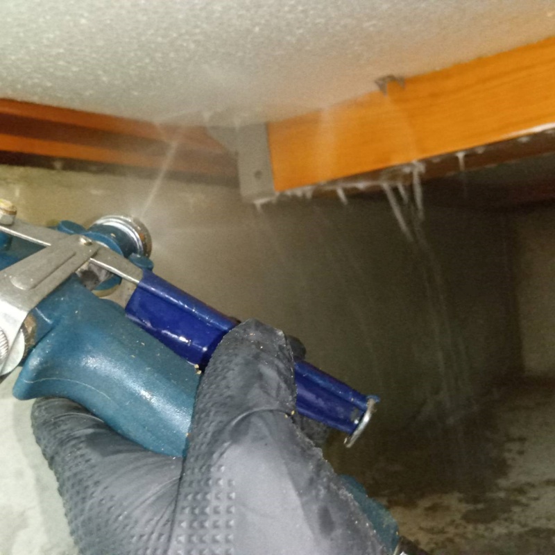 床下の木部にシロアリ駆除剤を散布
