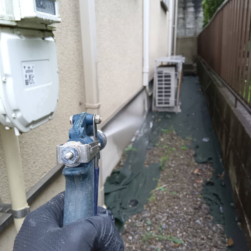 基礎・地面にシロアリ駆除剤を散布