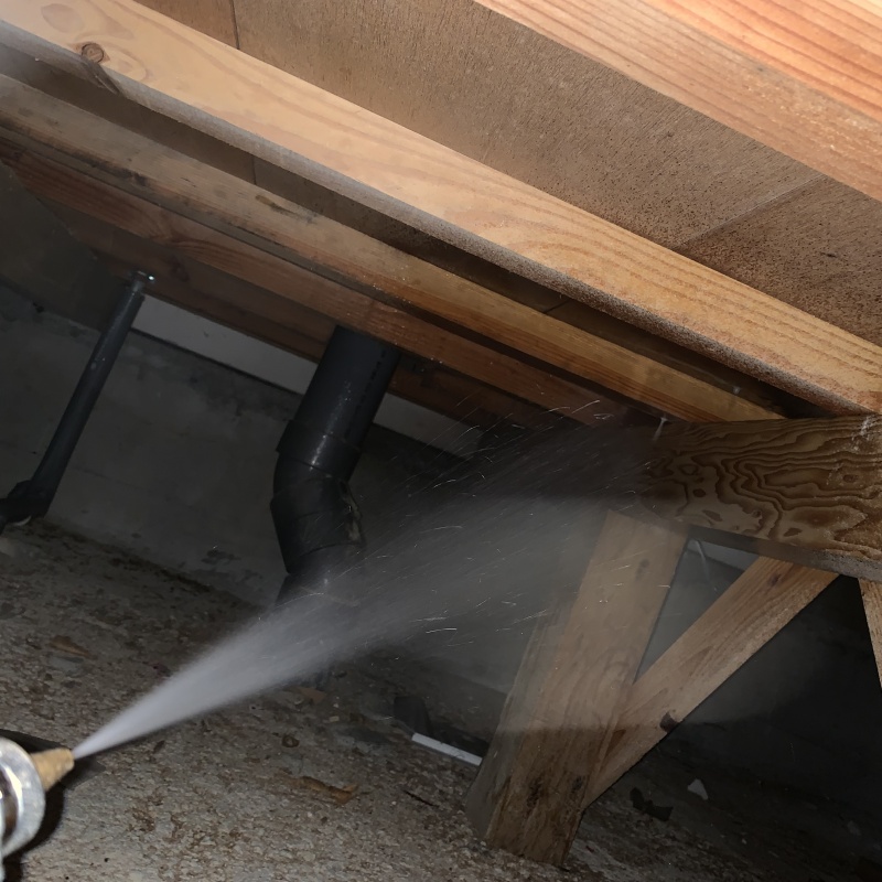 床下の木部にシロアリ駆除剤を散布