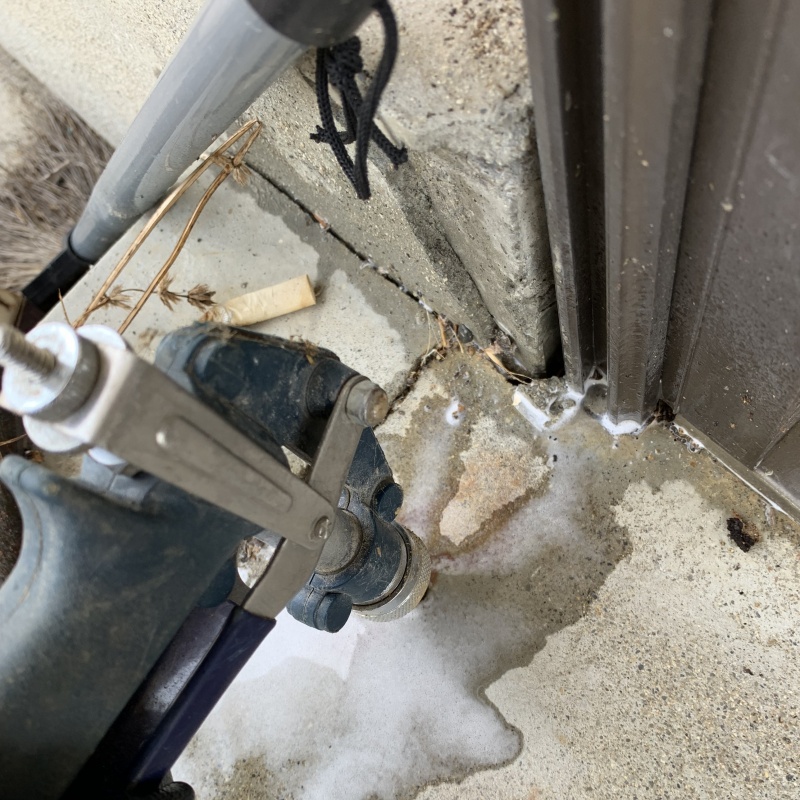 玄関前のコンクリート下にシロアリ駆除剤を注入