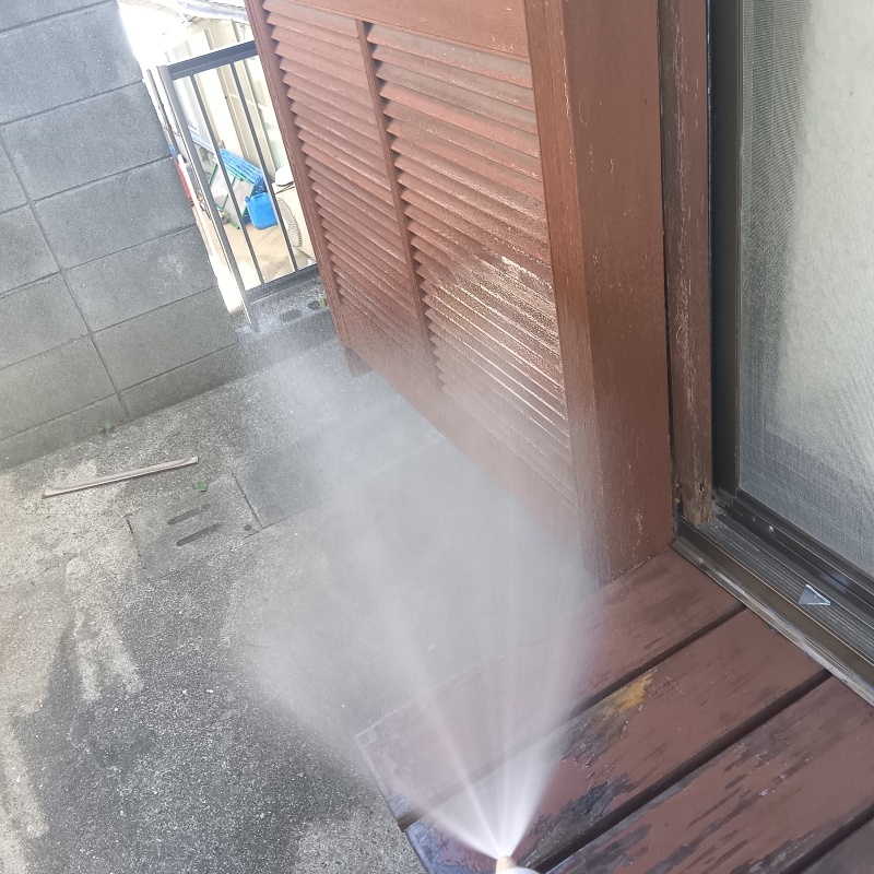 ウッドデッキにシロアリ駆除剤を散布