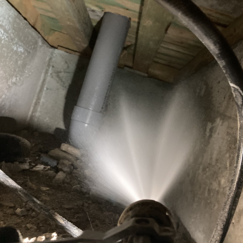 床下の基礎にシロアリ駆除剤を散布