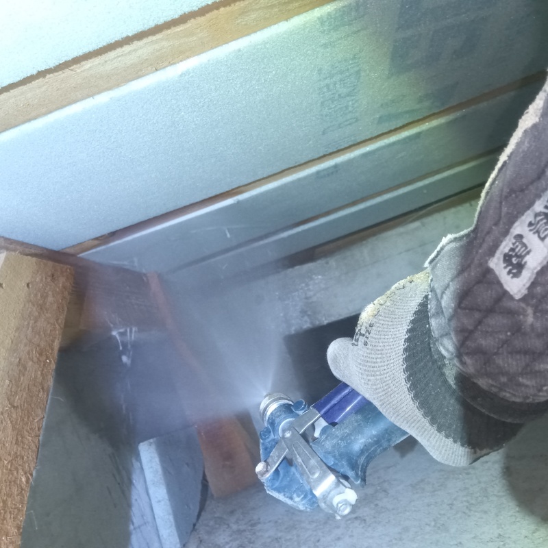 床下の木部にシロアリ駆除剤を散布