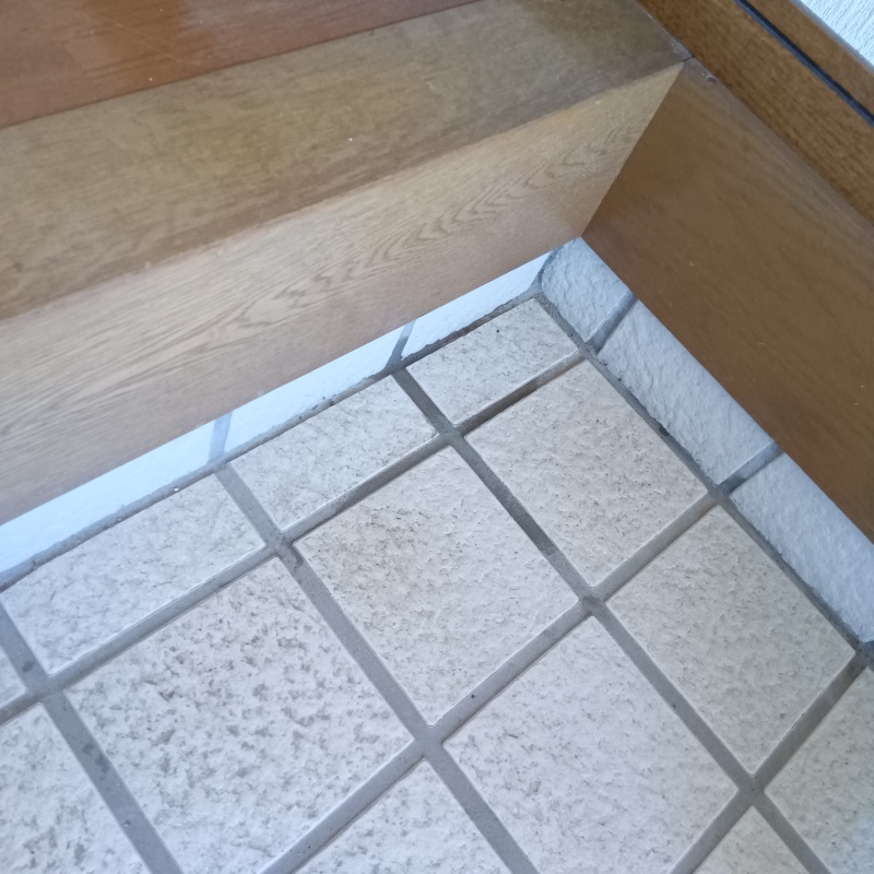 開けた穴を補修材で充填