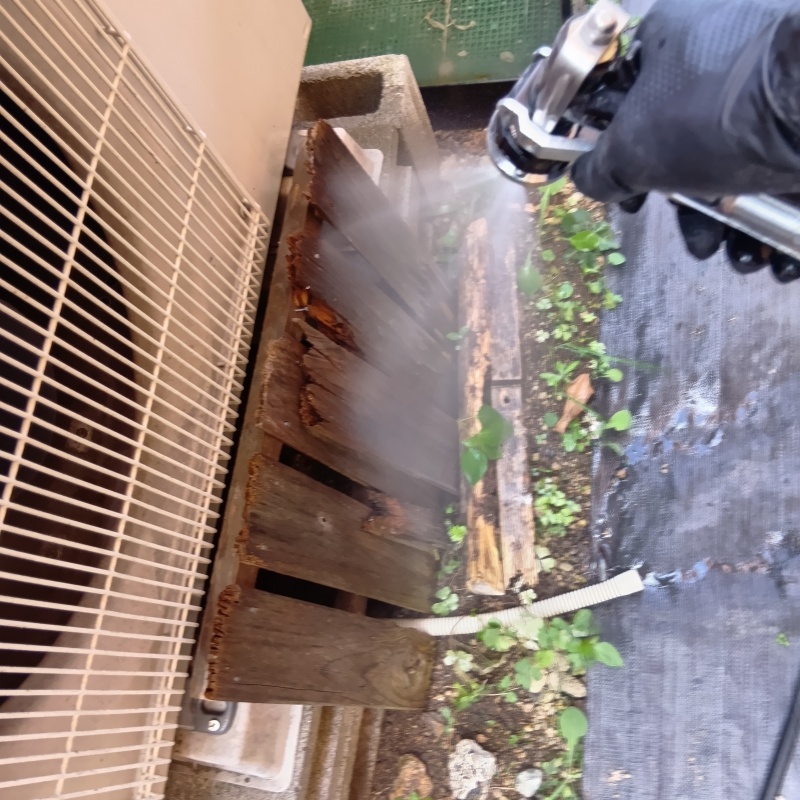 建物周辺に立てかけているすのこ板にシロアリ駆除剤を散布