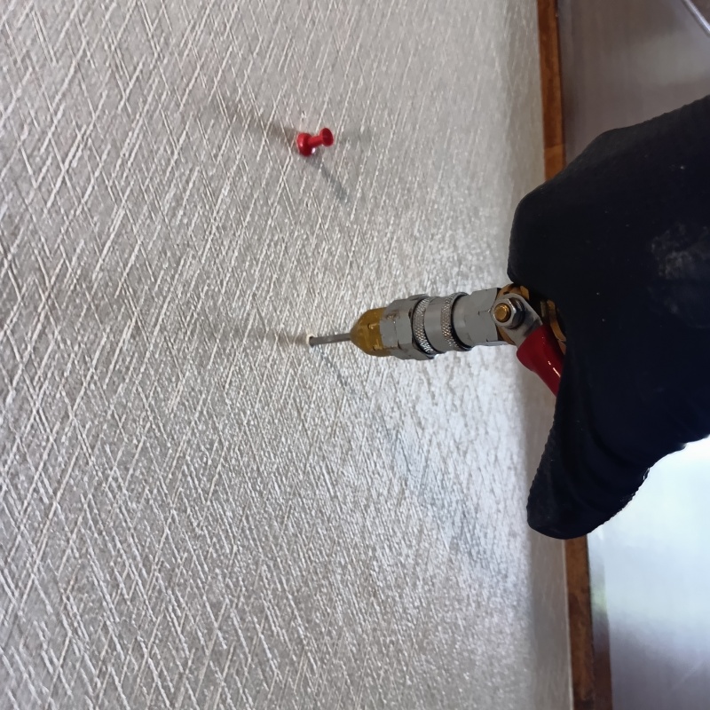 室内壁にシロアリ駆除剤を注入