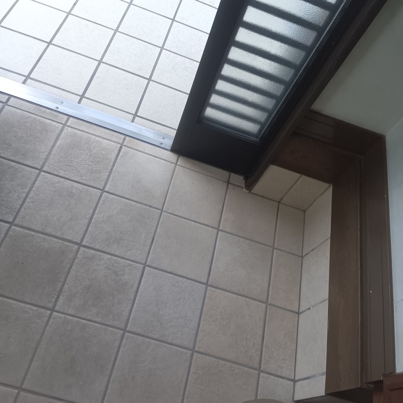 開けた穴をモルタルで補修