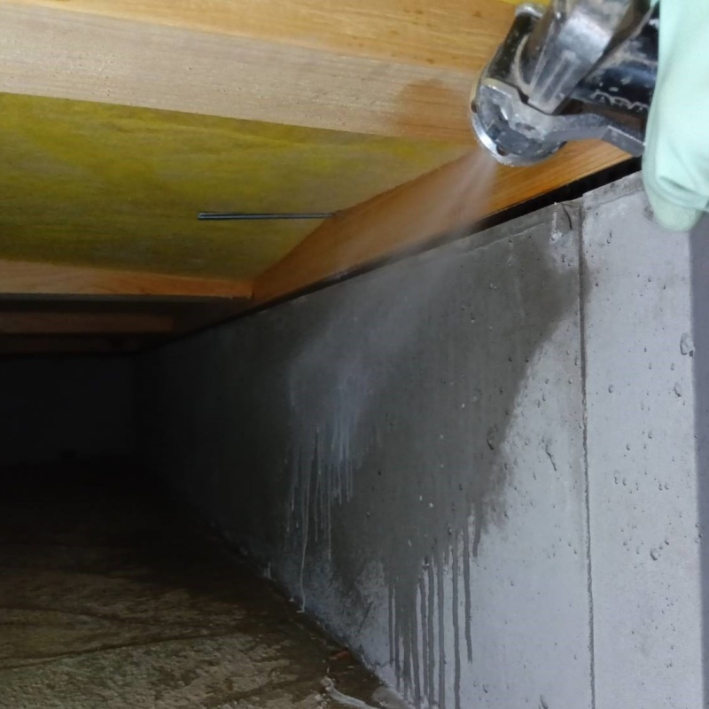 床下の木部へシロアリ駆除剤を散布
