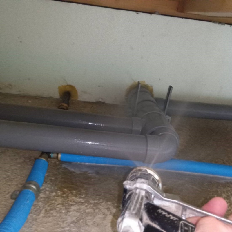 床下のパイプにシロアリ駆除剤を散布