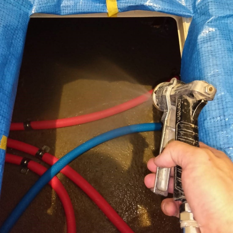 床下点検口からシロアリ駆除剤を散布