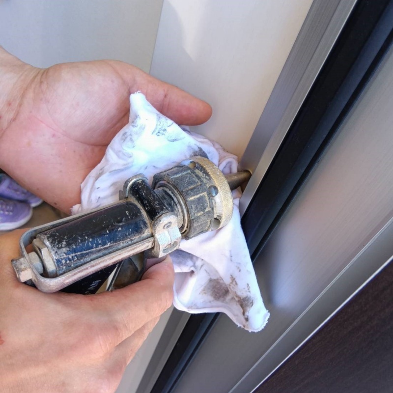 室内壁からシロアリ駆除剤を注入