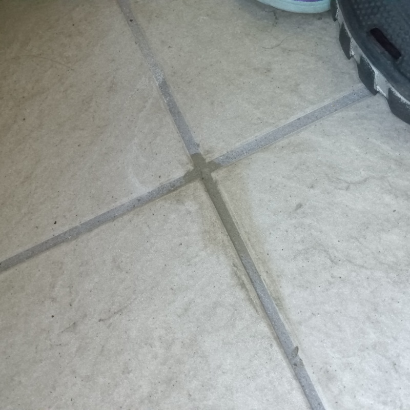 開けた穴をパテで補修