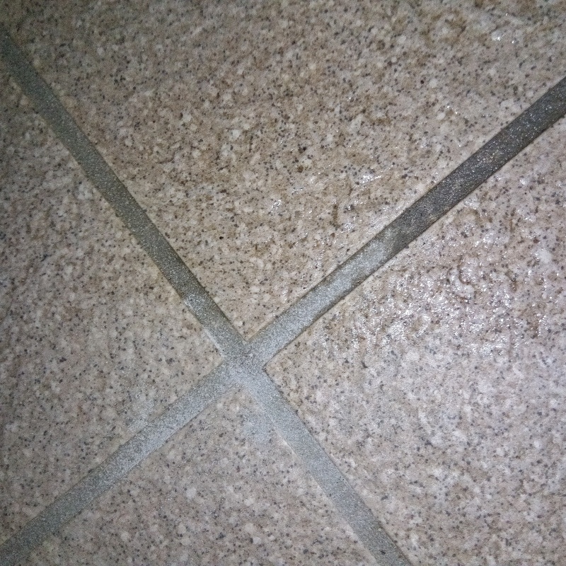 開けた穴を補修材で充填