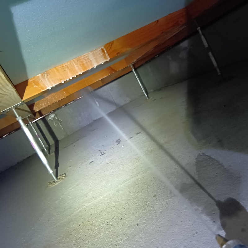 床下木材に防蟻剤を散布