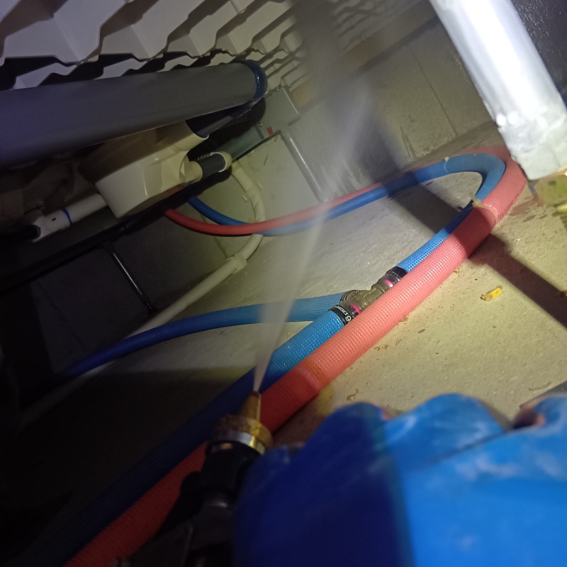 床下木材に防蟻剤を散布