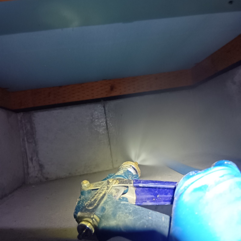 床下の基礎にシロアリ駆除剤を散布