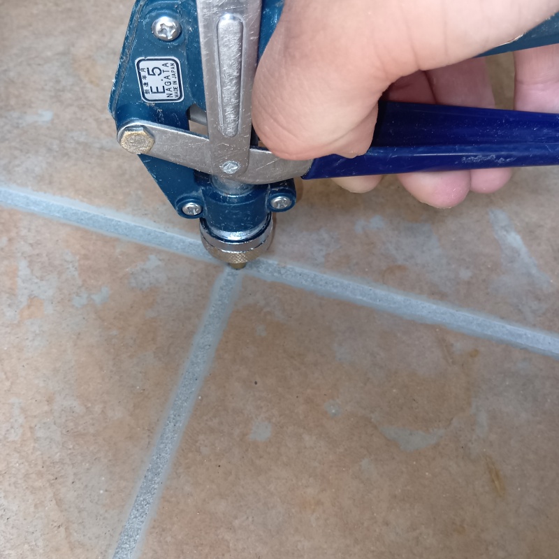 玄関床の目地から防蟻剤を注入