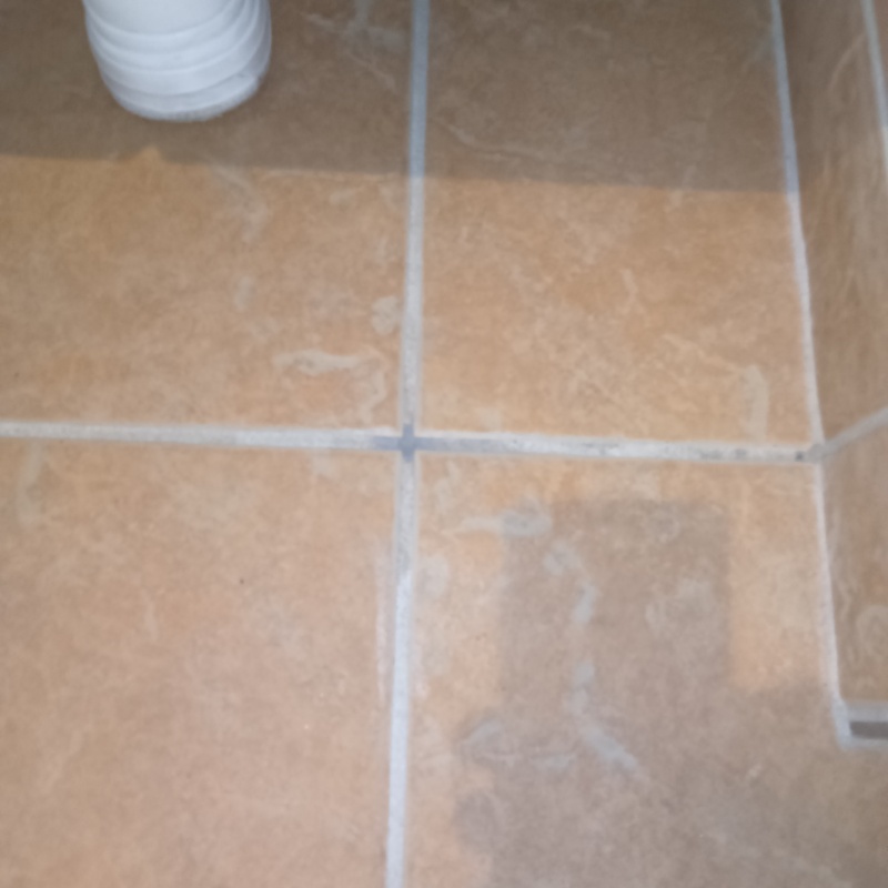 開けた穴をパテで補修