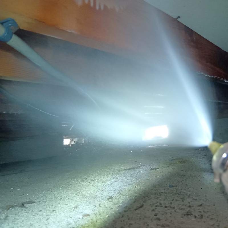 床下木材に防蟻剤を散布