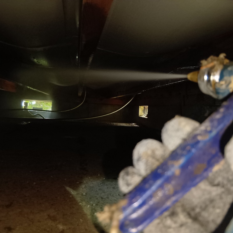 床下木材に防蟻剤を散布