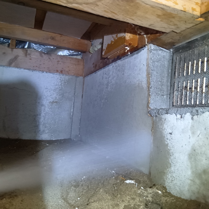 基礎にシロアリ駆除剤を散布