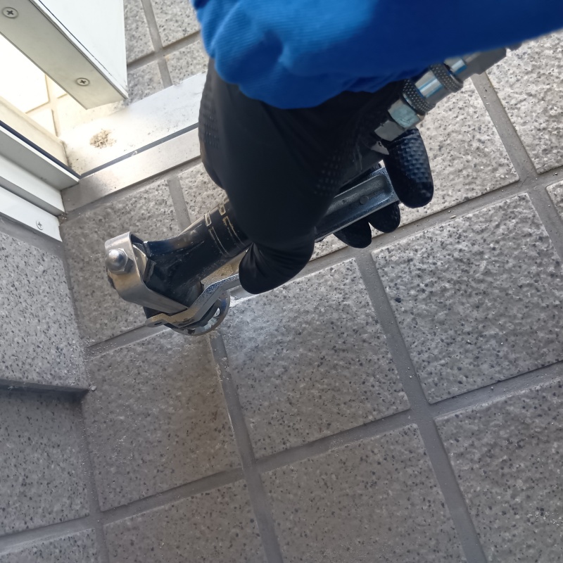 玄関床に穴を開けてシロアリ駆除剤を注入