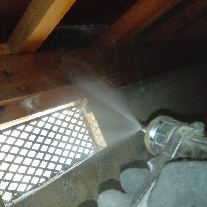 床下木材に防蟻剤を散布