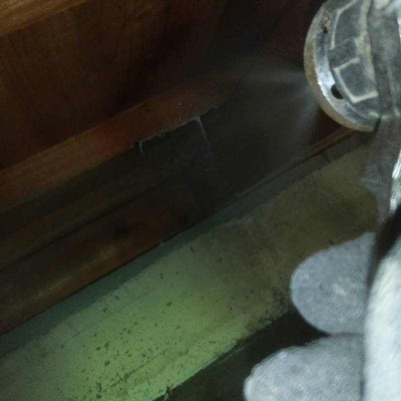 床下木材に防蟻剤を散布