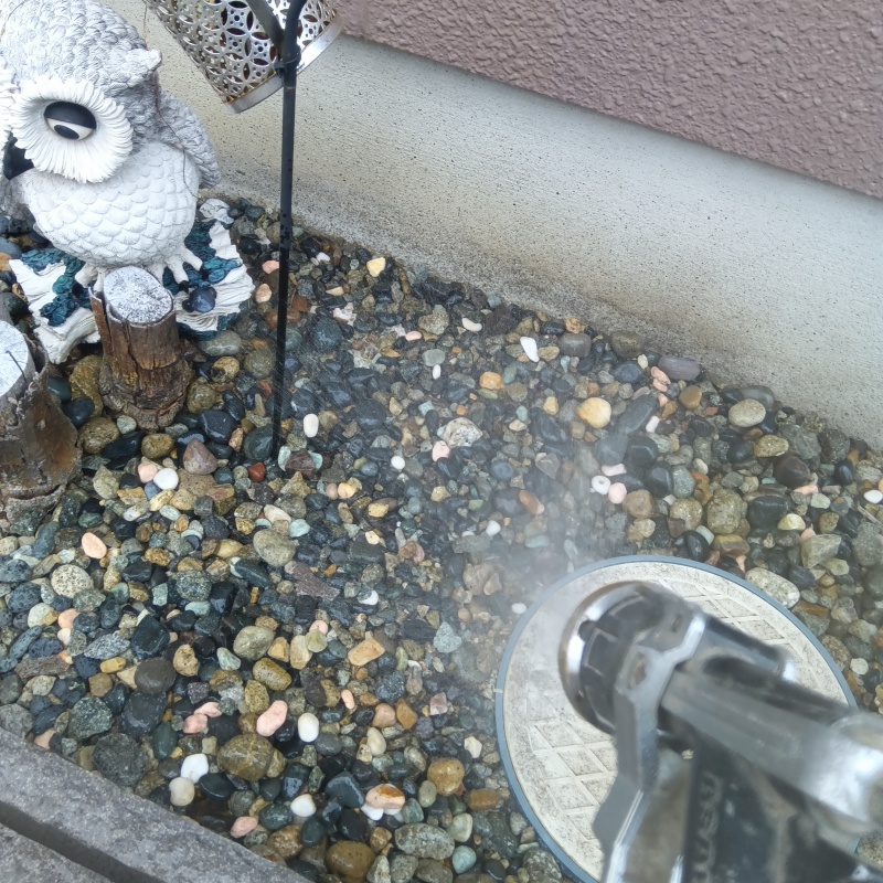 建物外周の土壌に防蟻剤を散布