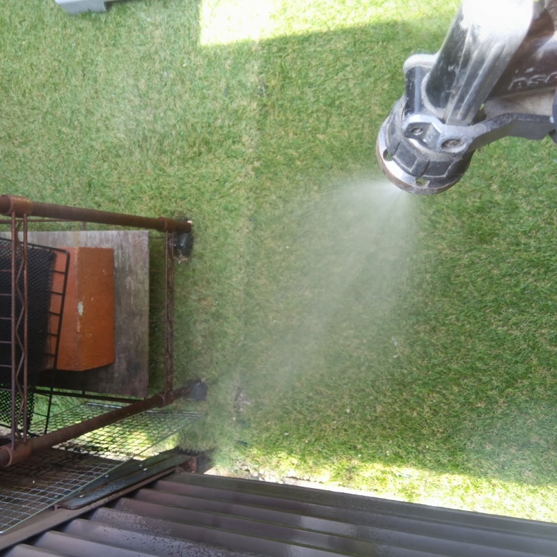 建物外周の芝生に防蟻剤を散布