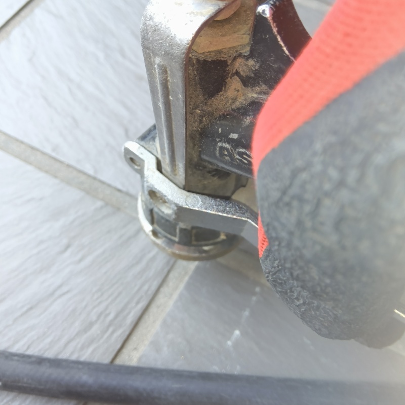 玄関床の目地から防蟻剤を注入