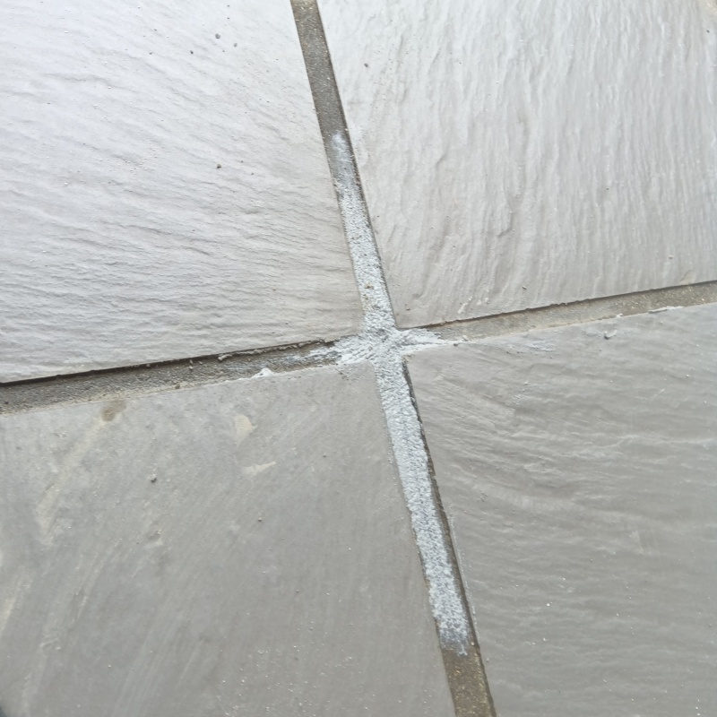 開けた穴をモルタルで補修