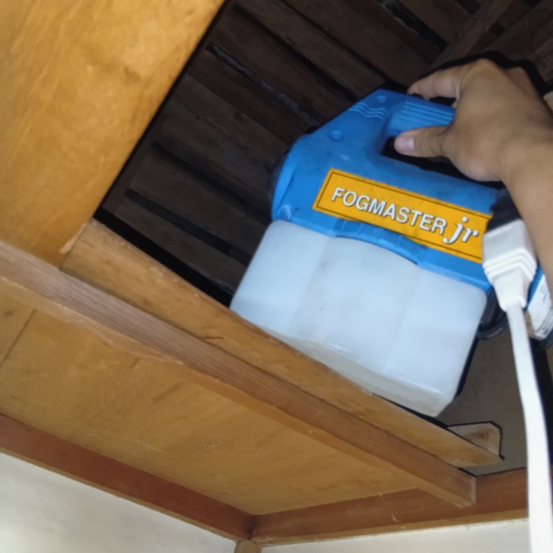 除菌・殺虫剤を散布する様子