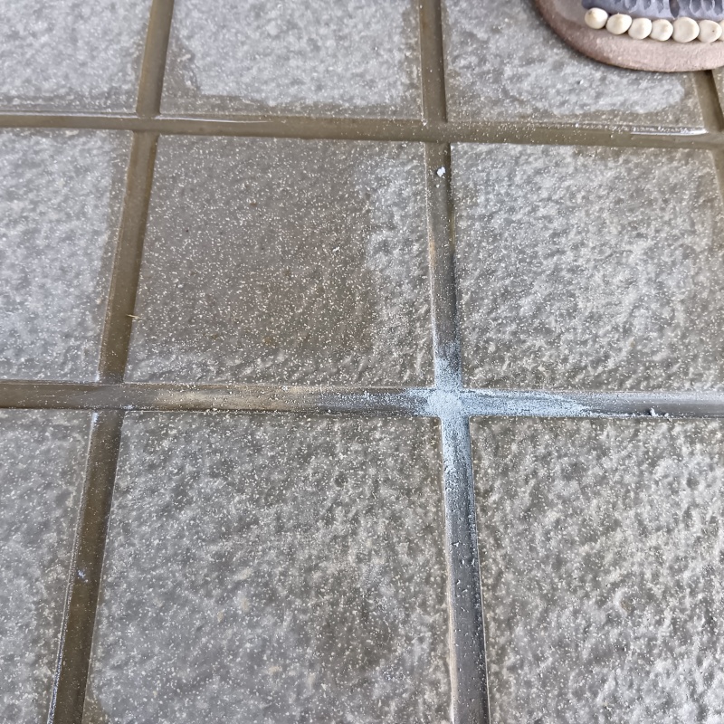 穴開け箇所をパテで充填