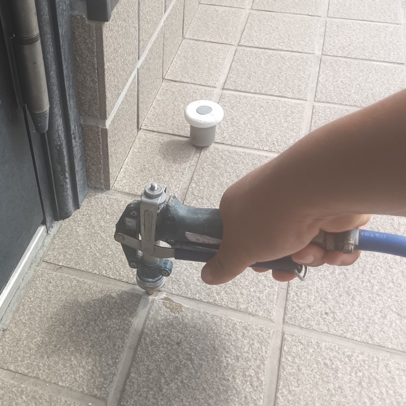 床に防蟻剤を注入