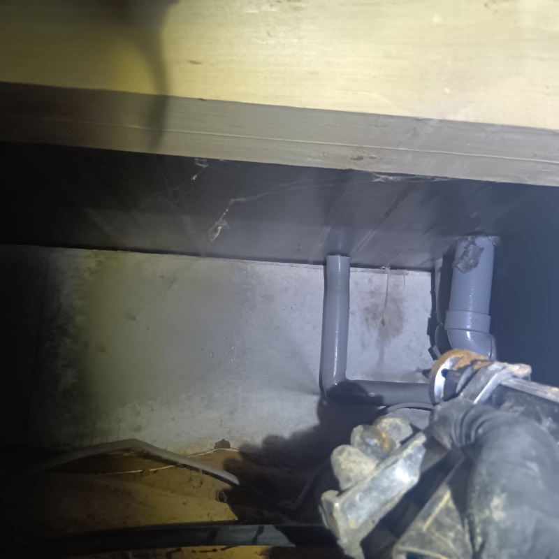 床下の木材にシロアリ駆除剤を散布