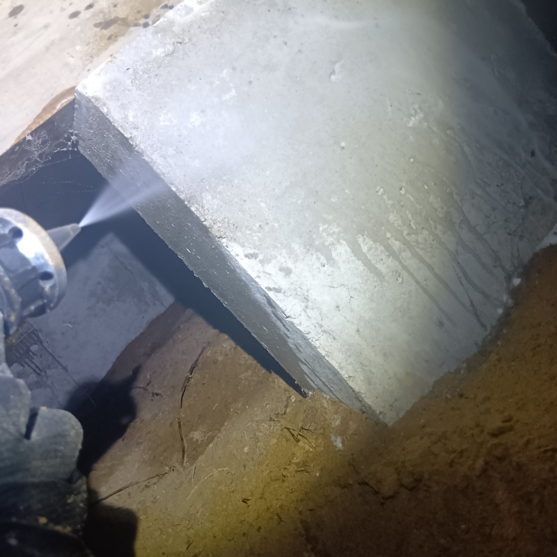 床下の基礎部分にシロアリ駆除剤を散布