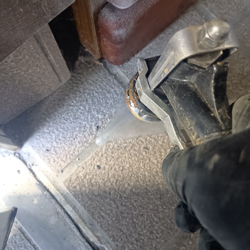 床にシロアリ駆除剤を注入