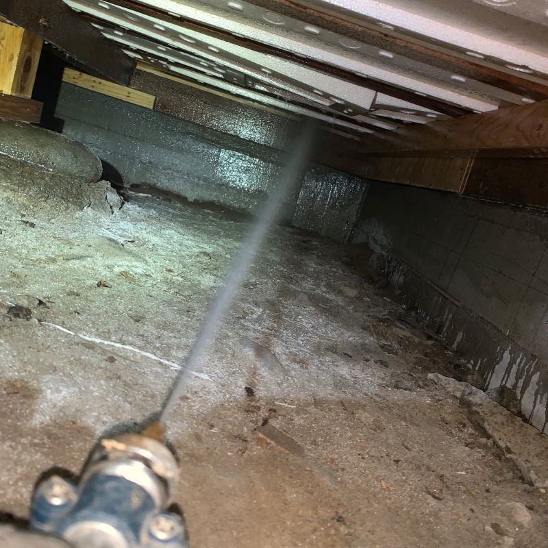 床下の木材にシロアリ駆除剤を散布