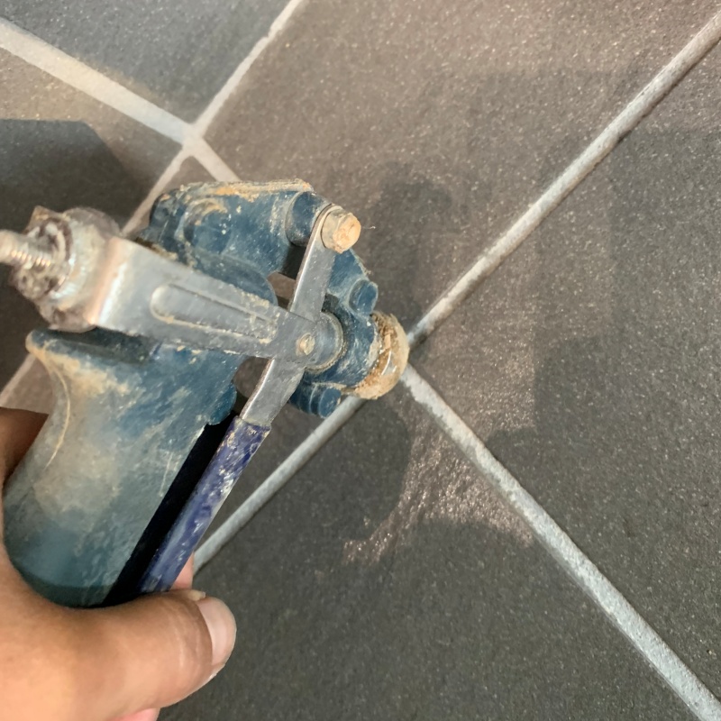 床にシロアリ駆除剤を注入