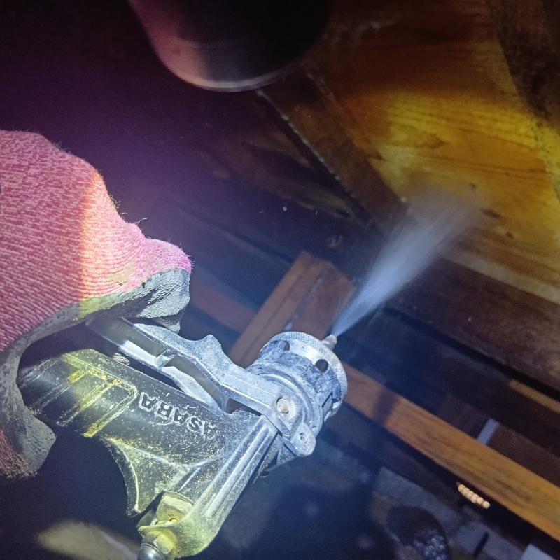 床下の木材にシロアリ駆除剤を散布