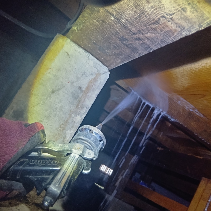 床下の木材にシロアリ駆除剤を散布