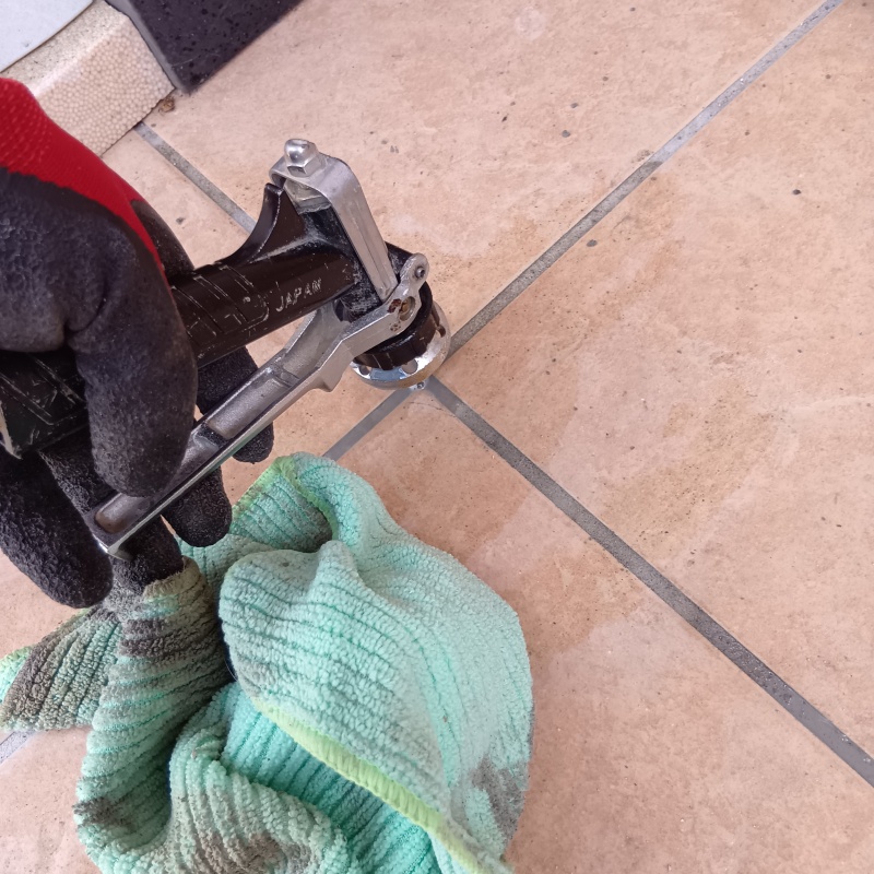 床に防蟻剤を注入