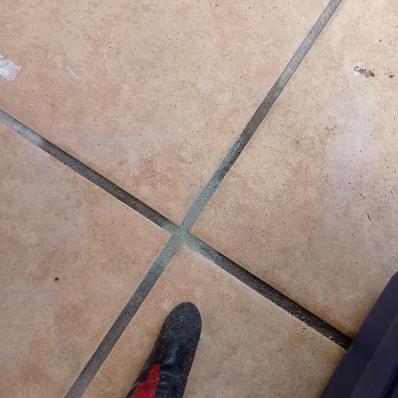 開けた穴を修復した様子