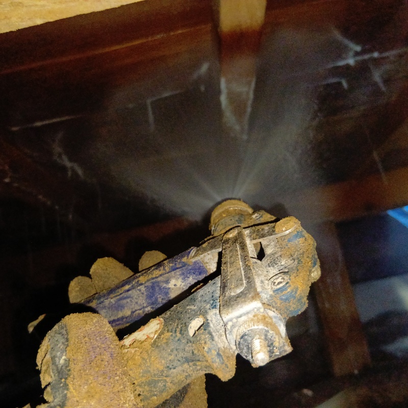 床下の木材にシロアリ駆除剤を散布