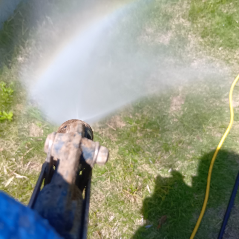 屋外の地面にシロアリ駆除剤を散布