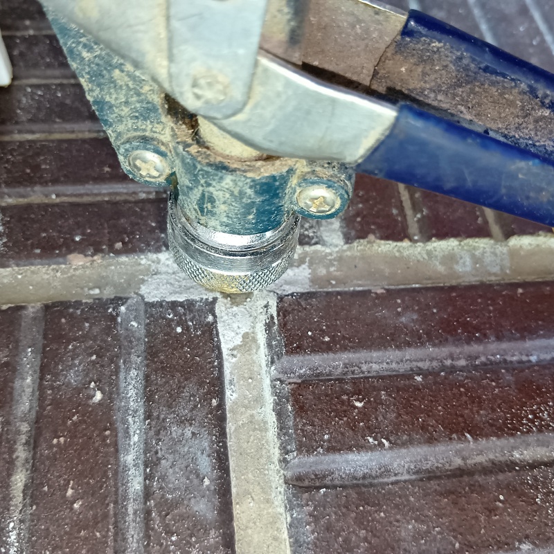 床にシロアリ駆除剤を注入