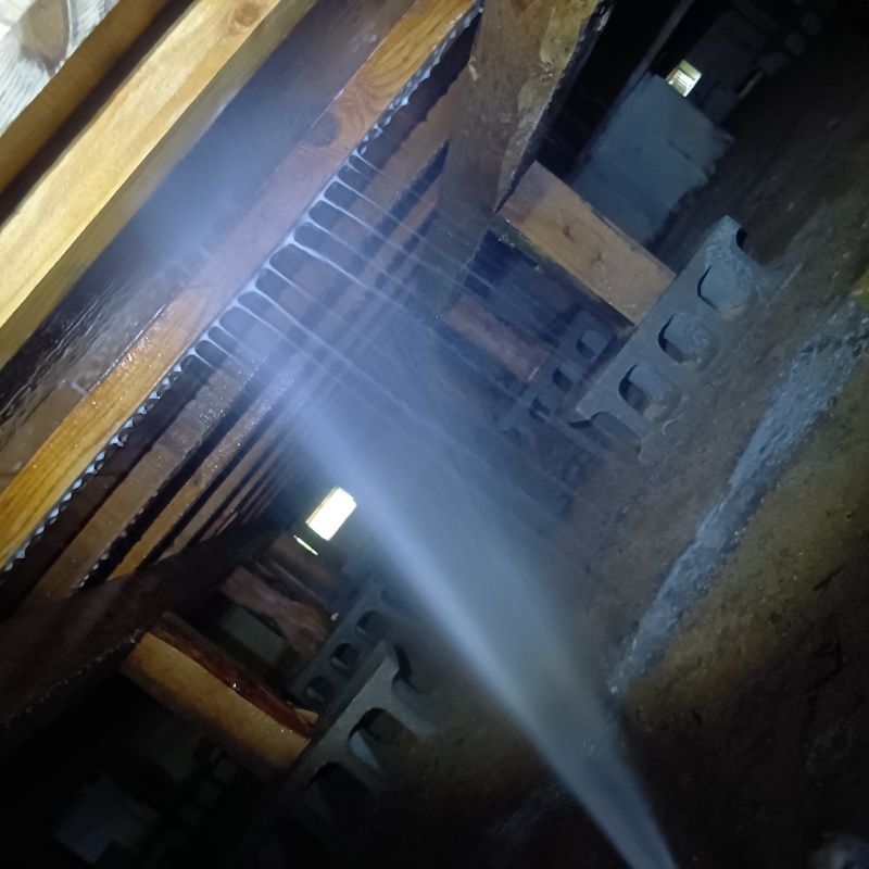 床下の木材にシロアリ駆除剤を散布