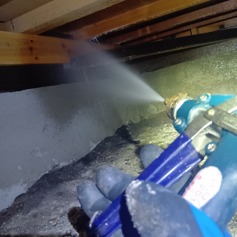 床下の木材にシロアリ駆除剤を散布