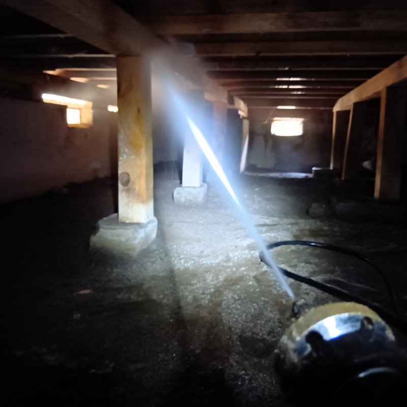 床下の木材にシロアリ駆除剤を散布